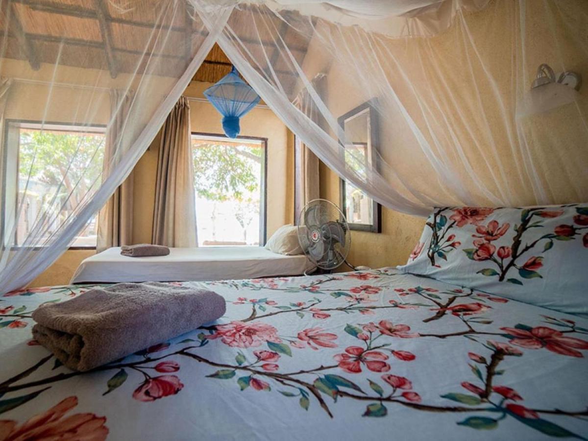 Thumbi View Lodge Cape Maclear Номер фото